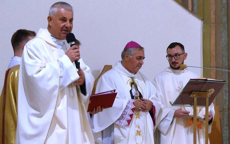 Nuncjusz apostolski abp Salvatore Pennacchio w parafii NSPJ w Kętach