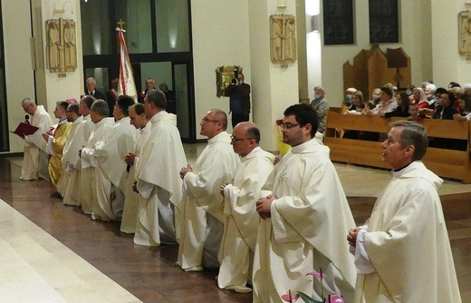 Nuncjusz apostolski abp Salvatore Pennacchio w parafii NSPJ w Kętach
