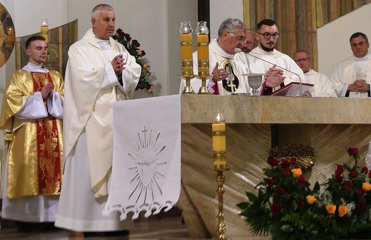 Nuncjusz apostolski abp Salvatore Pennacchio w parafii NSPJ w Kętach