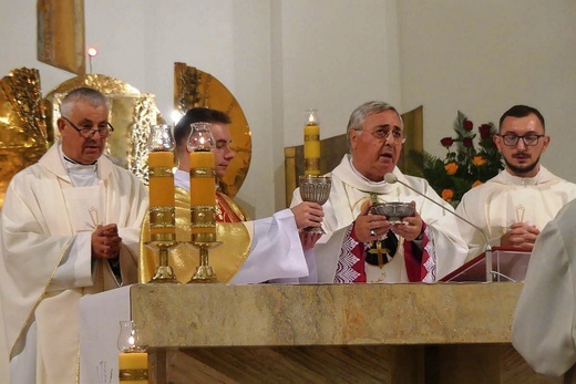 Nuncjusz apostolski abp Salvatore Pennacchio w parafii NSPJ w Kętach