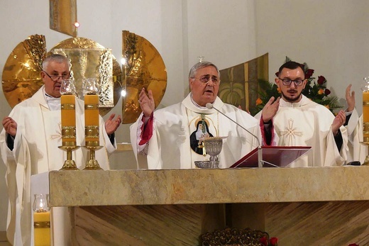 Nuncjusz apostolski abp Salvatore Pennacchio w parafii NSPJ w Kętach