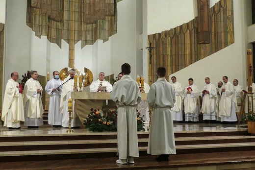 Nuncjusz apostolski abp Salvatore Pennacchio w parafii NSPJ w Kętach