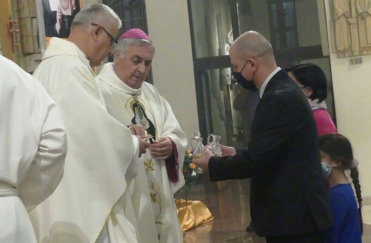 Nuncjusz apostolski abp Salvatore Pennacchio w parafii NSPJ w Kętach