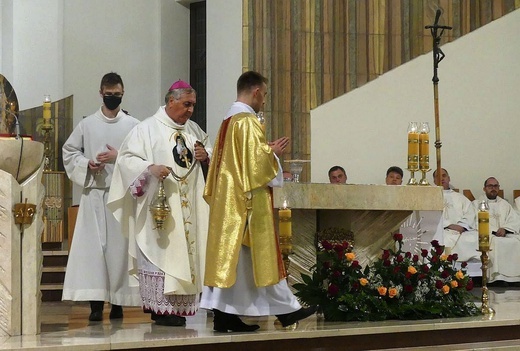 Nuncjusz apostolski abp Salvatore Pennacchio w parafii NSPJ w Kętach