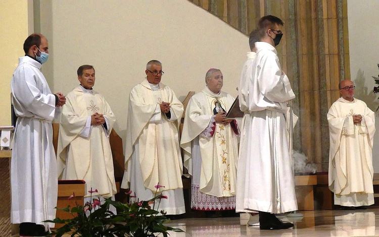 Nuncjusz apostolski abp Salvatore Pennacchio w parafii NSPJ w Kętach