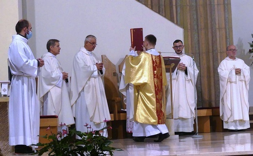 Nuncjusz apostolski abp Salvatore Pennacchio w parafii NSPJ w Kętach