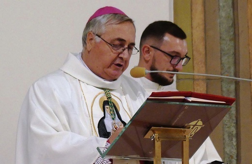 Nuncjusz apostolski abp Salvatore Pennacchio w parafii NSPJ w Kętach