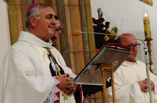 Nuncjusz apostolski abp Salvatore Pennacchio w parafii NSPJ w Kętach