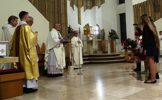 Nuncjusz apostolski abp Salvatore Pennacchio w parafii NSPJ w Kętach