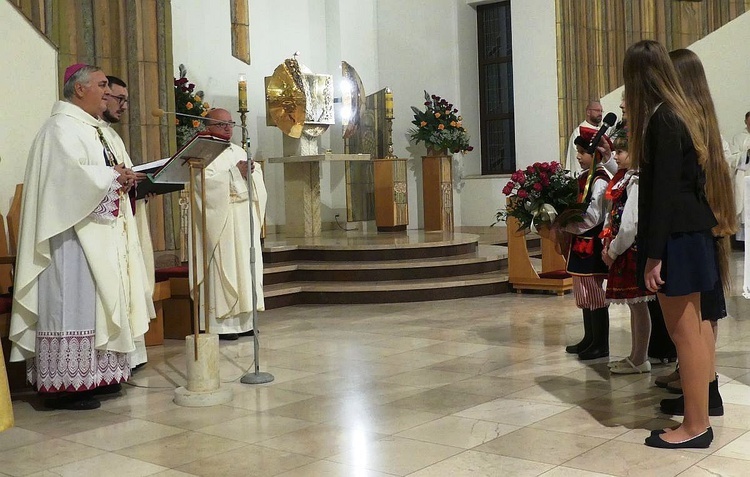 Nuncjusz apostolski abp Salvatore Pennacchio w parafii NSPJ w Kętach