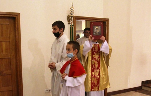 Nuncjusz apostolski abp Salvatore Pennacchio w parafii NSPJ w Kętach