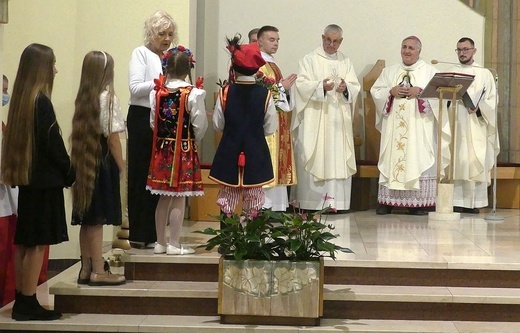 Nuncjusz apostolski abp Salvatore Pennacchio w parafii NSPJ w Kętach