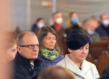 Marek i Anna Kośni w czasie Mszy św. rozpoczynającej diecezjalny etap drogi synodalnej.