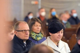 Marek i Anna Kośni w czasie Mszy św. rozpoczynającej diecezjalny etap drogi synodalnej.