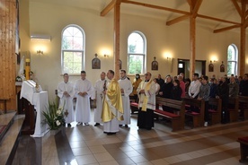 W parafii Chrystusa Zbawiciela obok relikwii św. Charbela znajdują się już relikwie św. Jana Pawła II oraz świętych Franciszka i Hiacynty Marto z Fatimy.