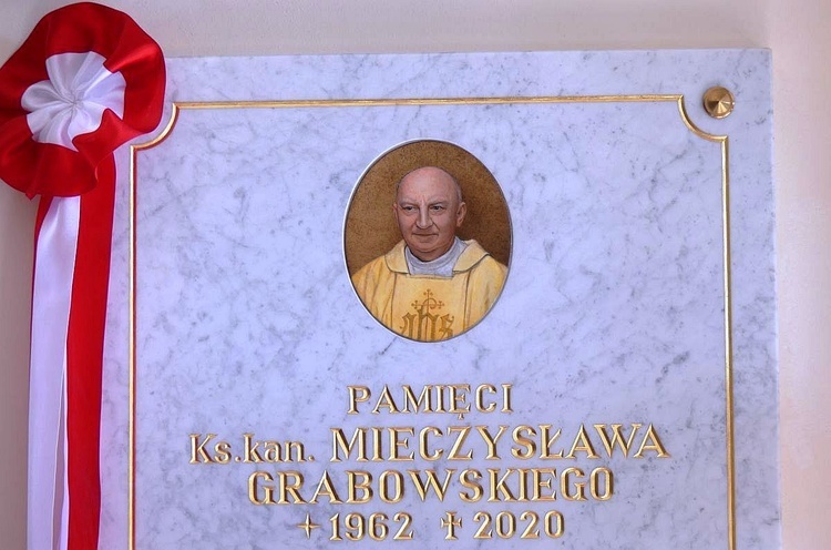 Tablica pamięci ks. Mieczysława Grabowskiego, pierwszego proboszcza i budowniczego kościoła w Słotwinie.