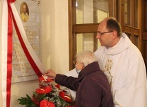 Mama śp. ks. Mieczysława Grabowskiego i ks. dr Szymon Tracz odsłonili tablicę upamiętniającą pierwszego proboszcza w Słotwinie.