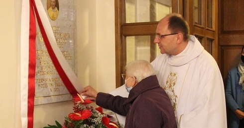 Mama śp. ks. Mieczysława Grabowskiego i ks. dr Szymon Tracz odsłonili tablicę upamiętniającą pierwszego proboszcza w Słotwinie.