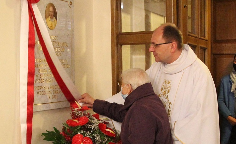 Mama śp. ks. Mieczysława Grabowskiego i ks. dr Szymon Tracz odsłonili tablicę upamiętniającą pierwszego proboszcza w Słotwinie.