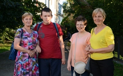 Od lewej: mama Grażyna, Miłosz, Dorota i mama Ania.