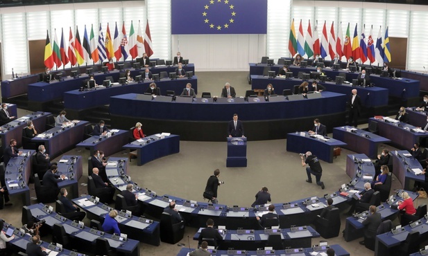 Morawiecki w PE: Odrzucamy język gróźb i szantaż ze strony instytucji unijnych