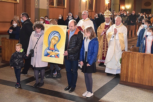 	Procesja wejścia z ikoną Maryi Oblubienicy Ducha Świętego.