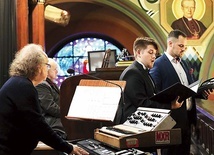 	W koncercie Józefowi Skrzekowi towarzyszyli Henryk Jan Botor i soliści Piotr Brożek oraz Sebastian Gabryś.