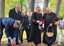 	Honorowi goście posadzili kwiaty  w ogrodzie stacjonarnego hospicjum.