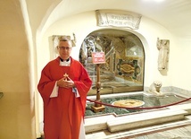 ▲	Biskup legnicki przy grobie św. Piotra.