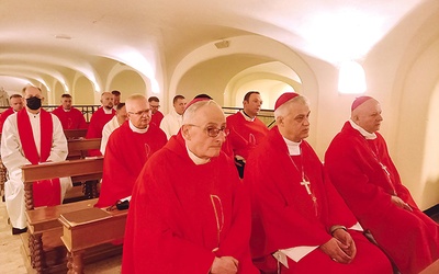 	Biskupi podczas Mszy św. w Grotach Watykańskich, przy grobie św. Piotra.