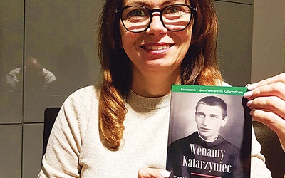 Nauczycielka z Kisielic ze swoją publikacją.