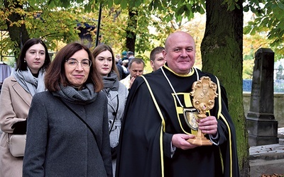 ▲	Relikwiarz do świątyni wniósł Marek Kostrzewa.