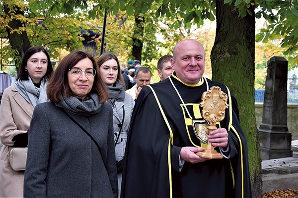 ▲	Relikwiarz do świątyni wniósł Marek Kostrzewa.