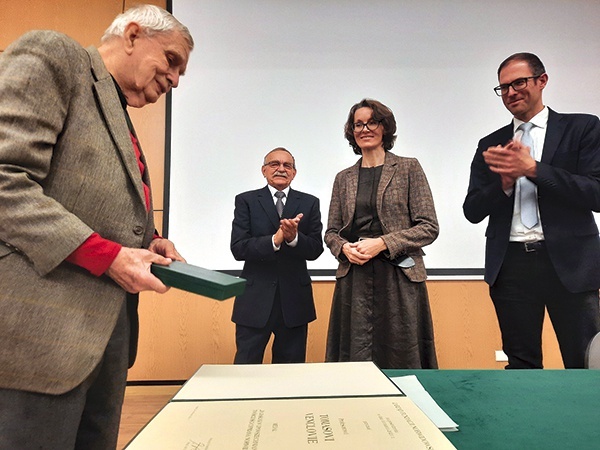 ◄	Podczas wręczania medalu i pamiątkowego dyplomu.