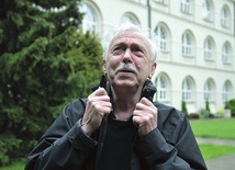 ▲	Artysta na dziedzińcu KUL.