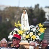 Mieszkańcy parafii nieśli ulicami udekorowaną figurę Maryi Fatimskiej.