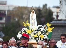 Mieszkańcy parafii nieśli ulicami udekorowaną figurę Maryi Fatimskiej.