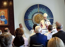 Bp Iwanecki przewodniczył Mszy św. i poświęcił nową siedzibę.