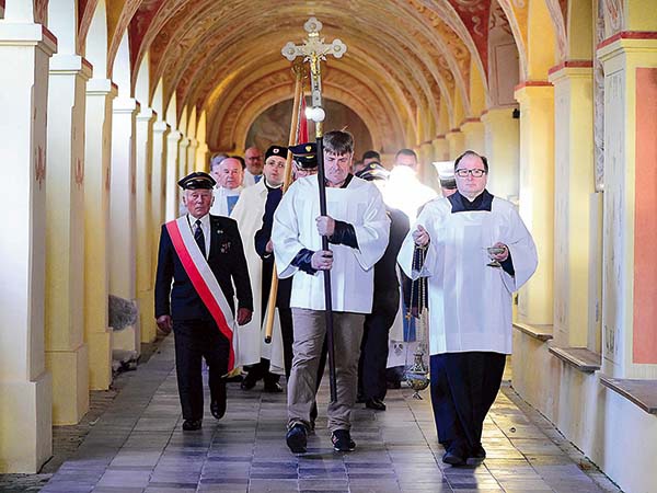 ◄	Całe wydarzenie rozpoczęło się od procesji krużgankami.