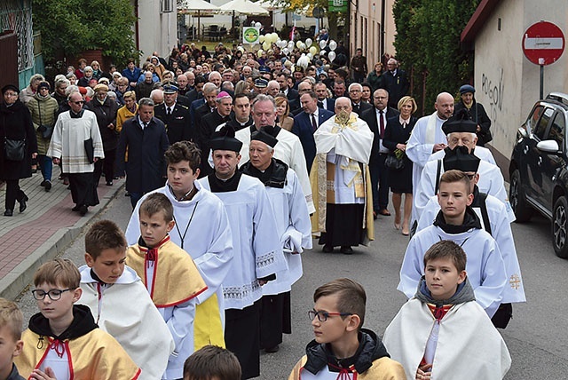 Procesja z relikwiami Ojca Świętego.