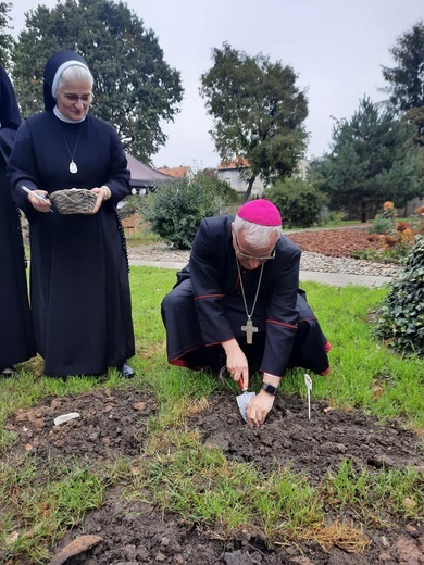 Biskup z odwiedzinami w dzierżoniowskim ZOL-u