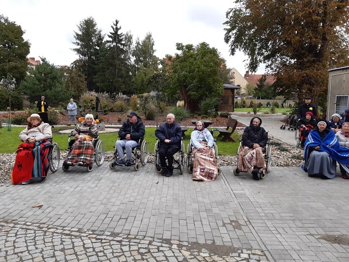 Biskup z odwiedzinami w dzierżoniowskim ZOL-u