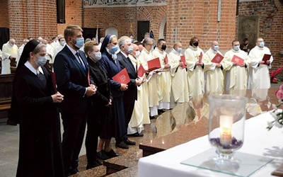 ▲	Członkowie Diecezjalnego Zespołu Synodalnego.