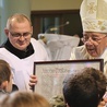 ▲	W homilii biskup senior prowadził spontaniczny dialog z dziećmi.