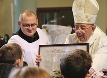 ▲	W homilii biskup senior prowadził spontaniczny dialog z dziećmi.
