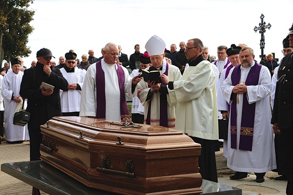 ▲	– Przesłaniem niech będą słowa z testamentu ks. Tadeusza: „Na śmierć jestem dobrze przygotowany”. To wielka łaska – mówił do żałobników bp Piotr Libera.