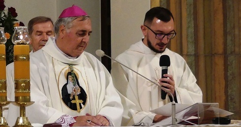 Abp Salwatore Pennacchio i ks. Adrian Mętel w roli jego tłumacza.