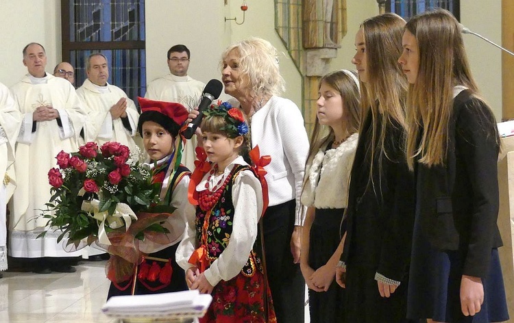 Młodzi parafianie składali nuncjuszowi życzenia w imieniu wszystkich uczestników uroczystości.