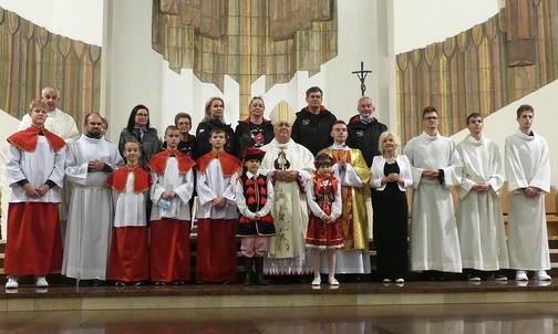 Abp Salvatore Pennacchio z kęcką służbą liturgiczną.