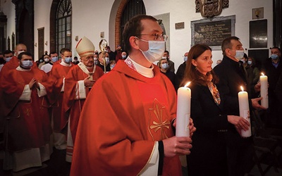 Konsultacjom w parafiach będą towarzyszyły symboliczne świece.